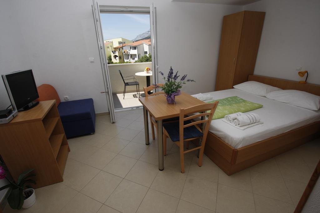 Apartments Neva Makarska Zimmer foto