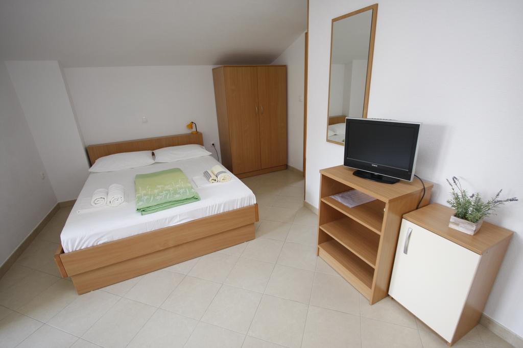 Apartments Neva Makarska Zimmer foto