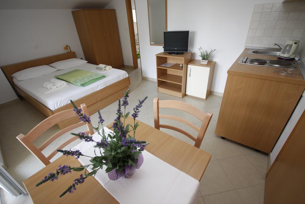Apartments Neva Makarska Zimmer foto
