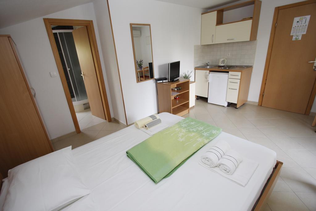 Apartments Neva Makarska Zimmer foto